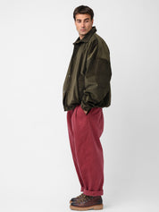 Pantalone con pieghe