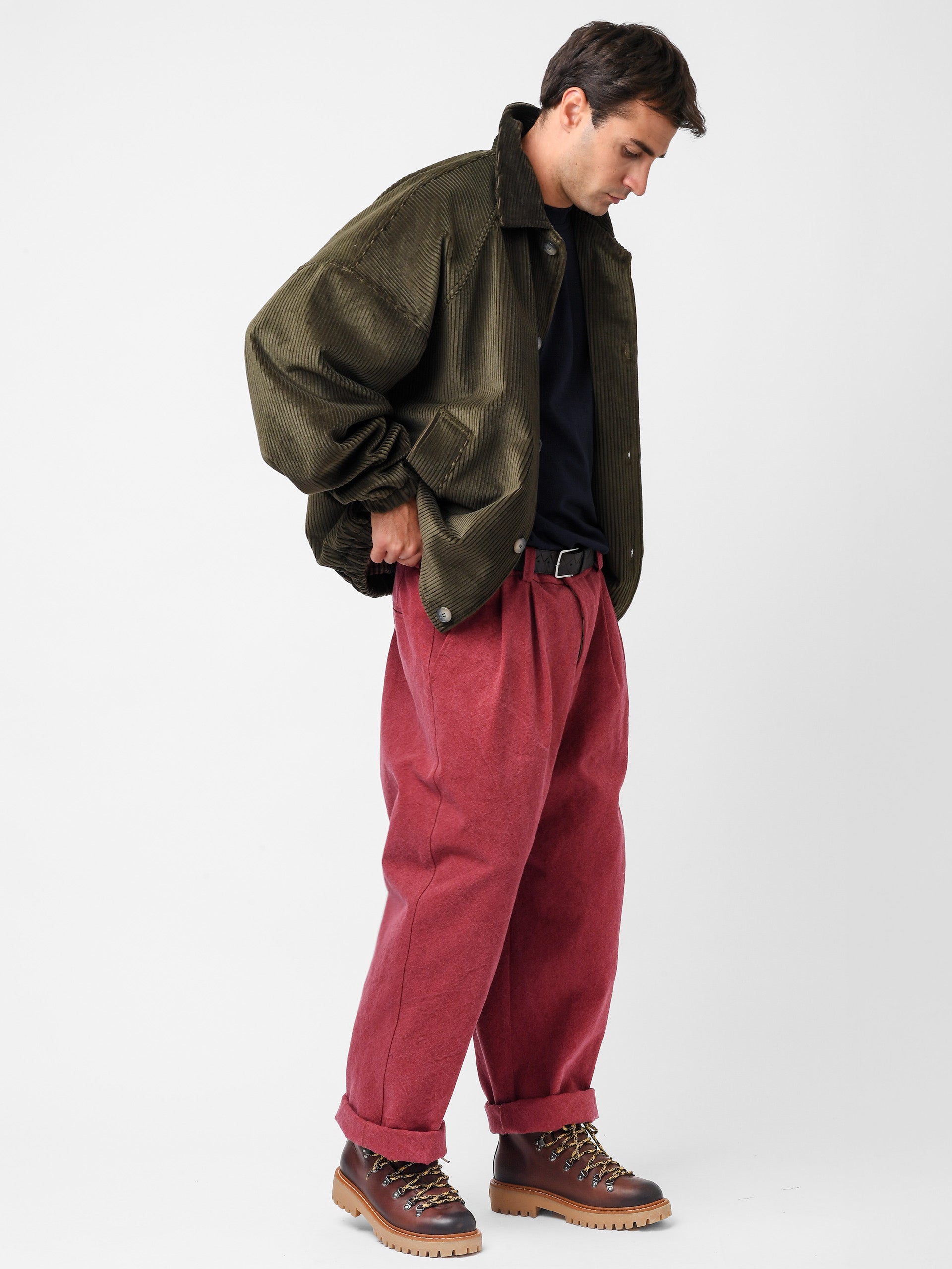 Pantalone con pieghe