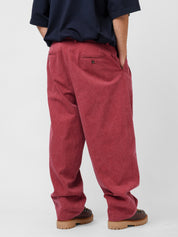 Pantalone con pieghe