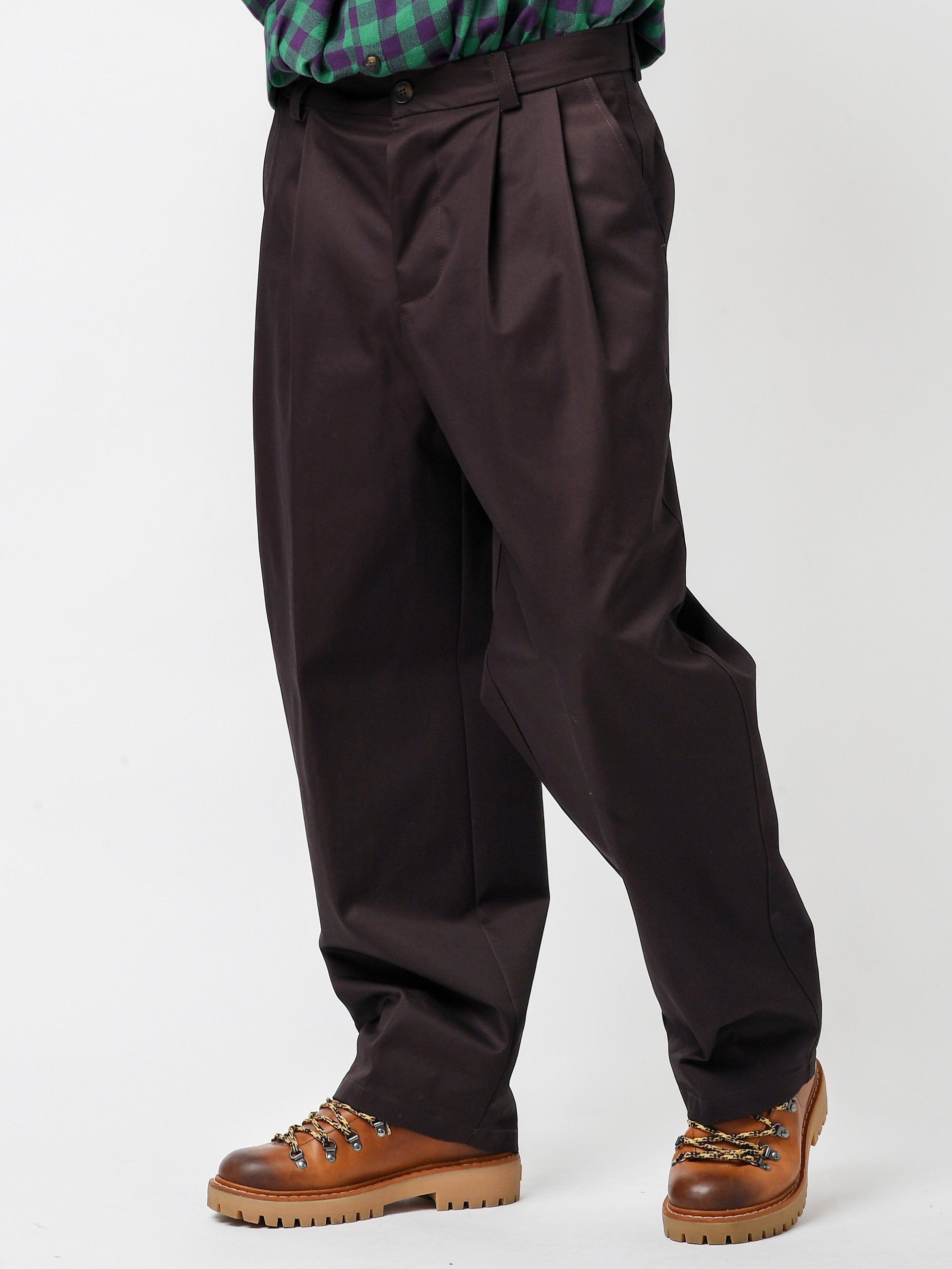 Pantalone con pieghe