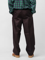 Pantalone con pieghe