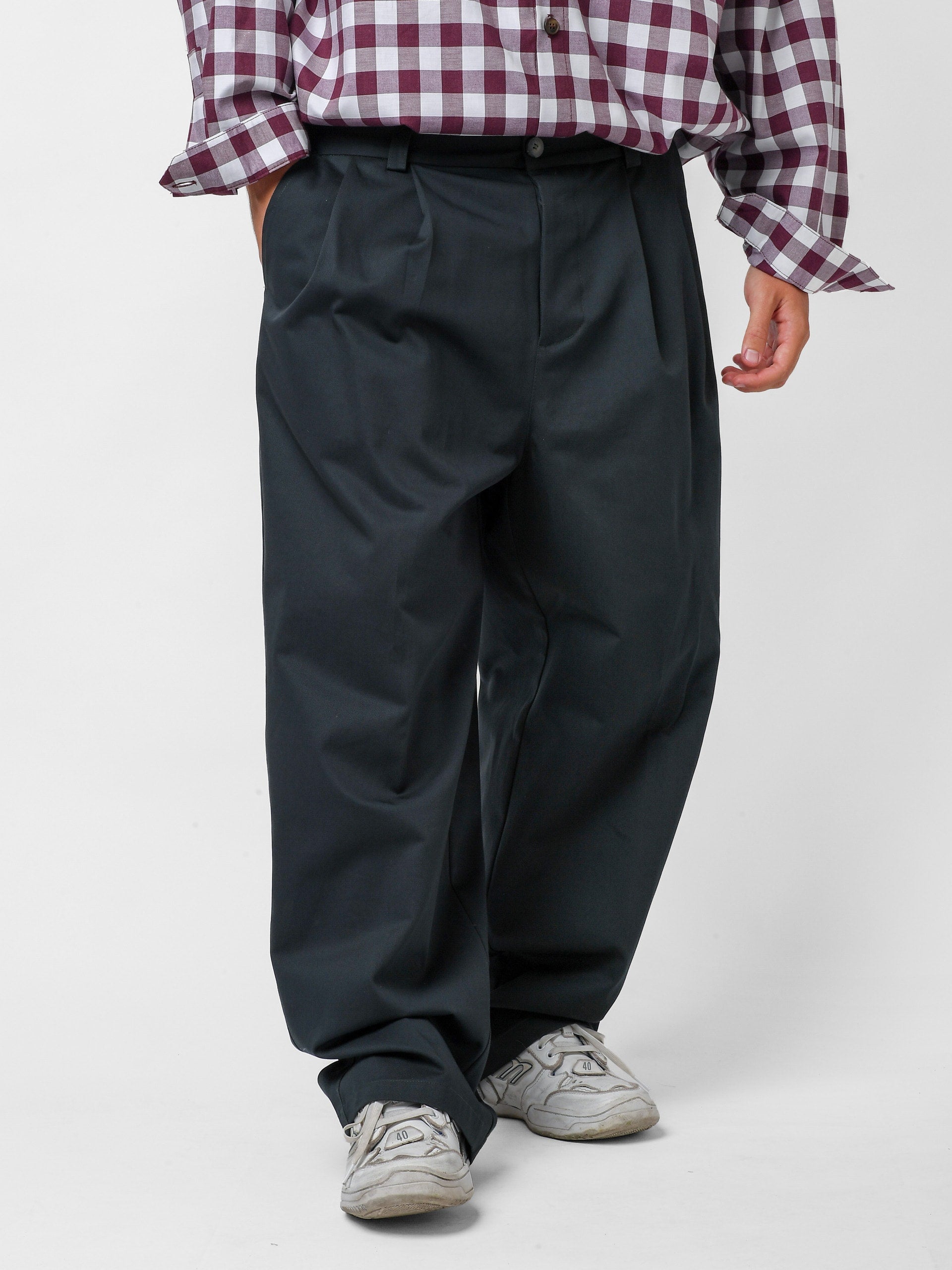 Pantalone con pieghe